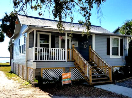 This down town cottage in Cedar Key is a Must Stay!