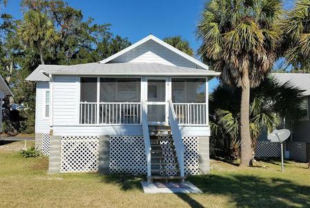 Aunt Mays Cottage is a Cedar Key rental on the Gulf of Mexico